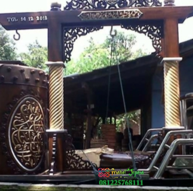 Tiang Bedug Masjid Kayu Jati